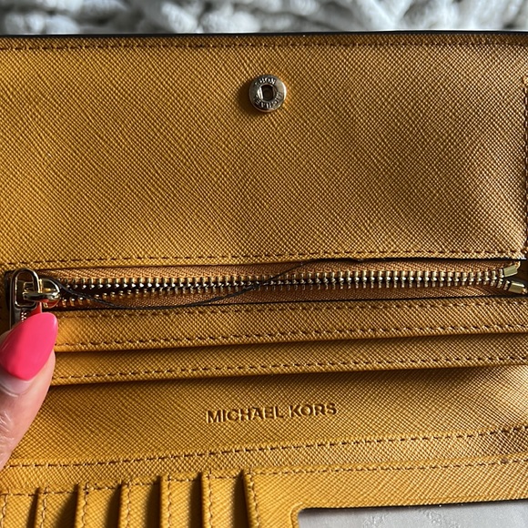 MICHEAL KORS WALLET - Picture 3 of 4